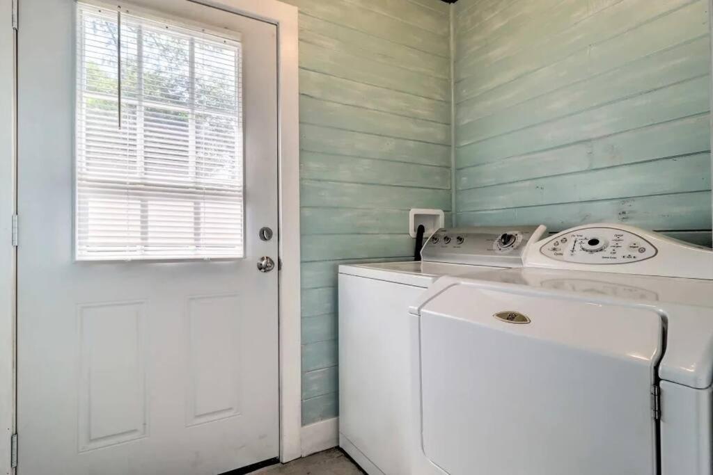 Holiday home Pool Sleeps 6 With Large Fenced Yard *