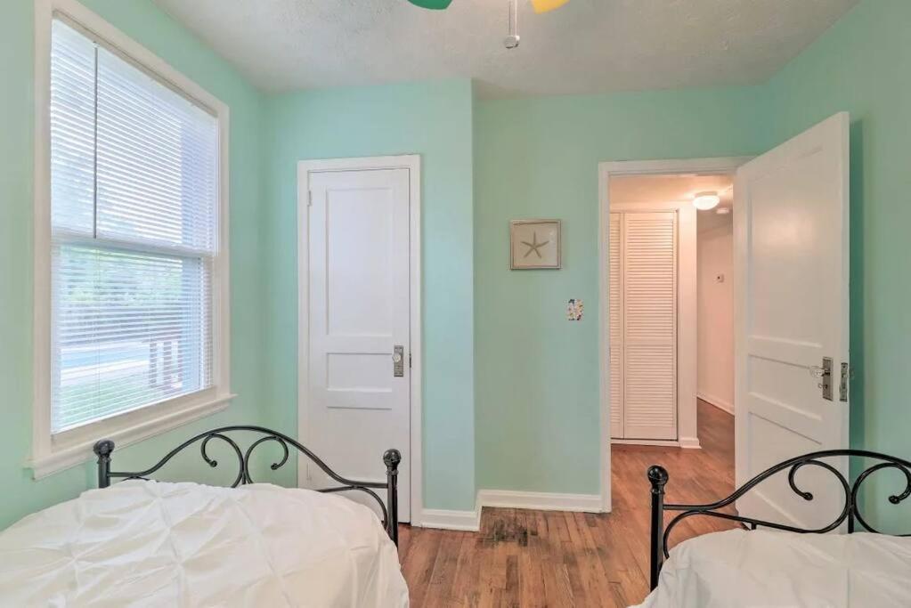 Pool Sleeps 6 With Large Fenced Yard