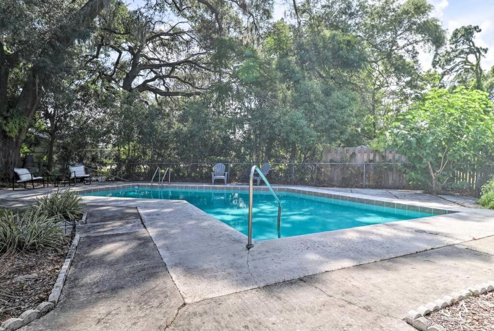 Pool Sleeps 6 With Large Fenced Yard *