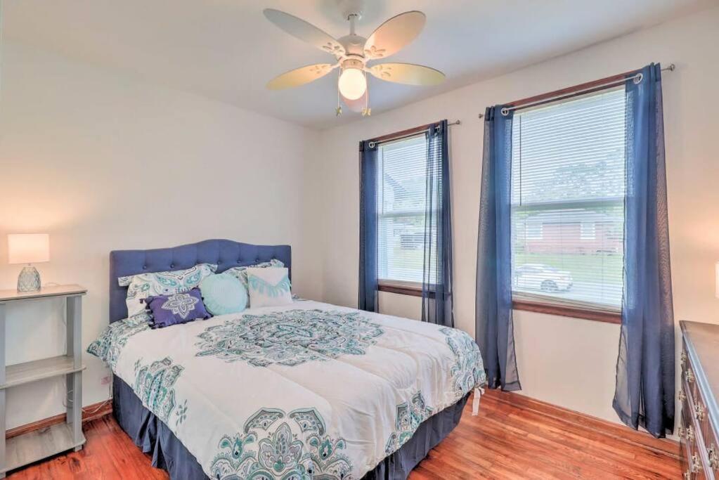 Pool Sleeps 6 With Large Fenced Yard Holiday home *
