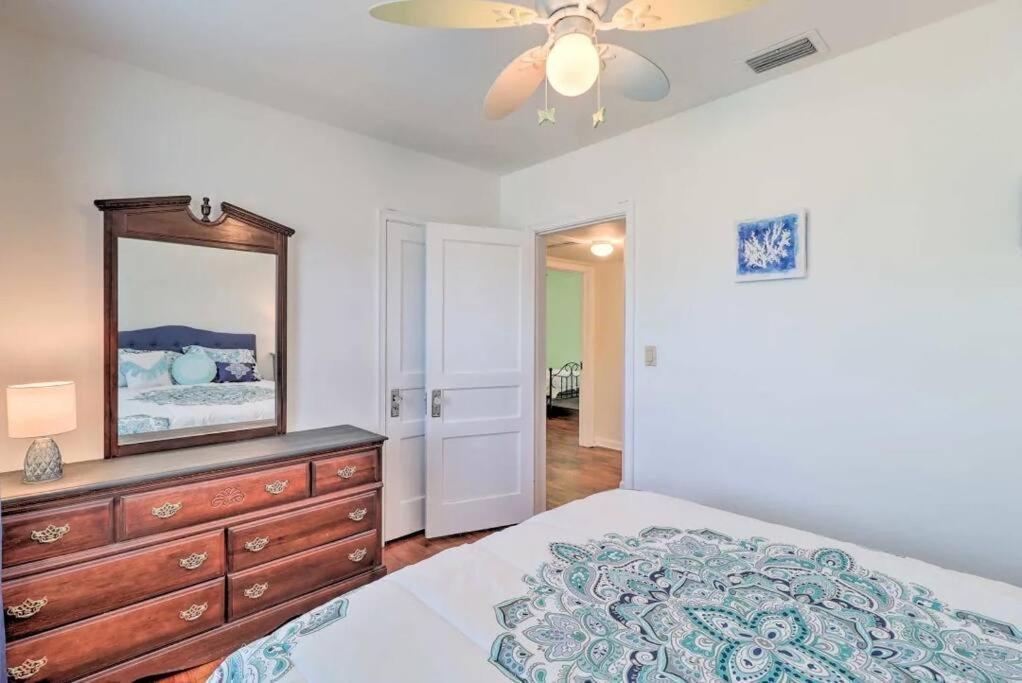 Holiday home Pool Sleeps 6 With Large Fenced Yard *