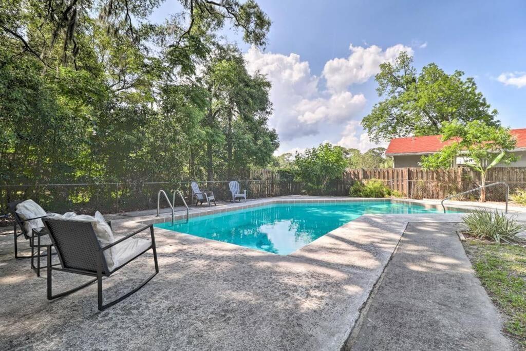 Pool Sleeps 6 With Large Fenced Yard *